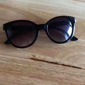 O by Oscar de la renta. Sunglasses